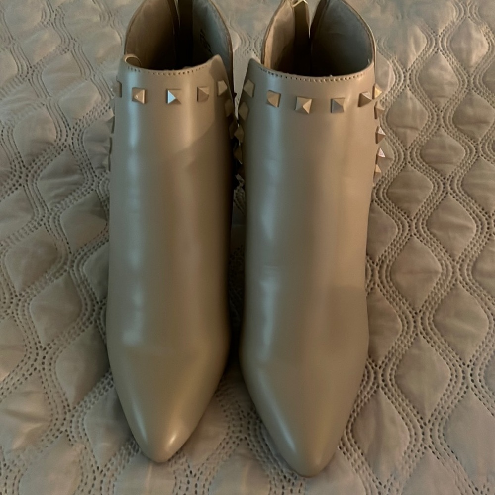 Size 9 1/2 booty khaki cream